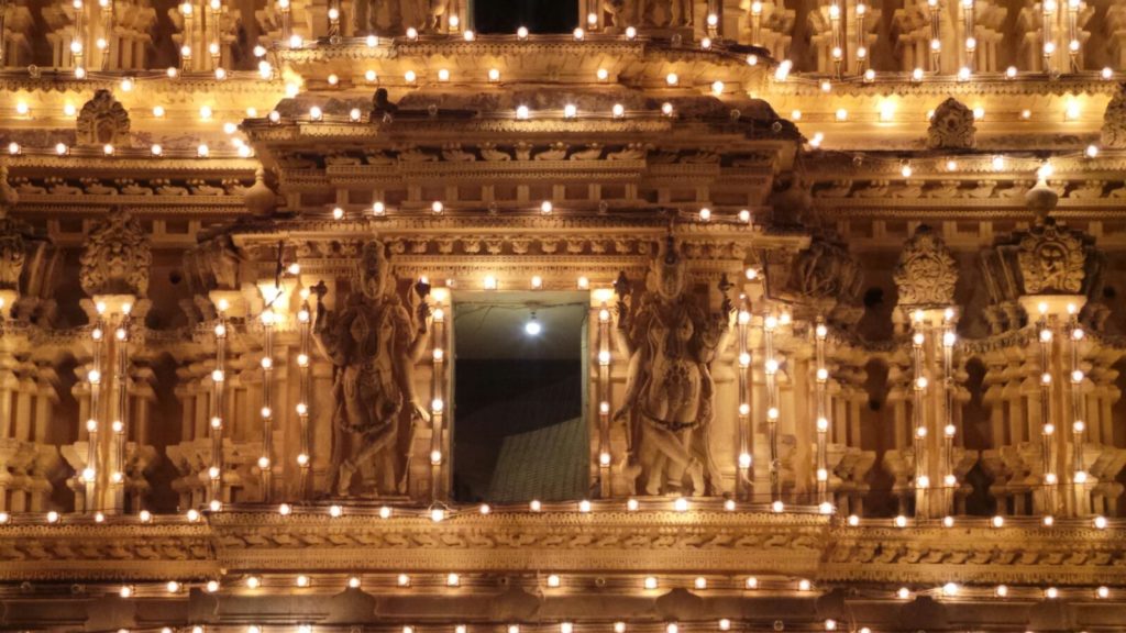 arredo di luci nel tempio